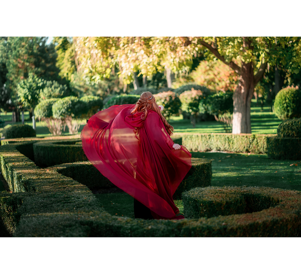 Red hooded tulle cape - Dress Art Mystery