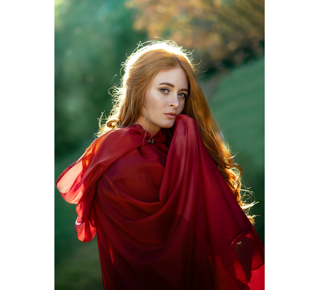Red hooded tulle cape - Dress Art Mystery